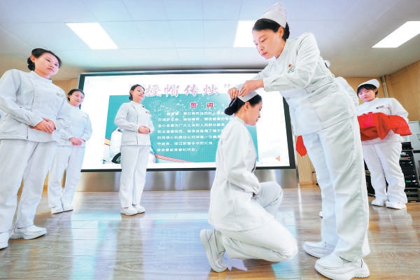 授帽传烛