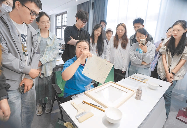 北京大学生体验古籍修复技艺