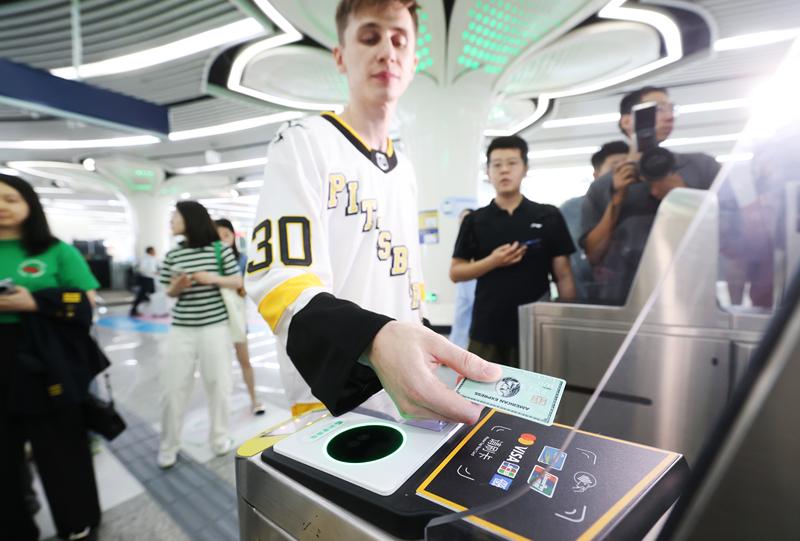 全球首个，北京地铁实现全网支持“五大卡”拍卡过闸